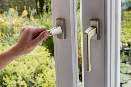 Frau öffnet Fenster zum Lüften